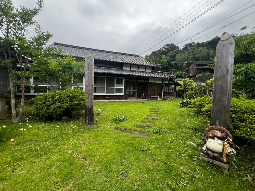 Historic Timber Farmhouse with Tatami Rooms and a Large Garden in Ajimu, Usa, Oita