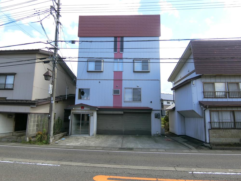 Spacious 7LDK Home with Three-Story, Snow-Ready Design in Myoko, Myoko, Niigata