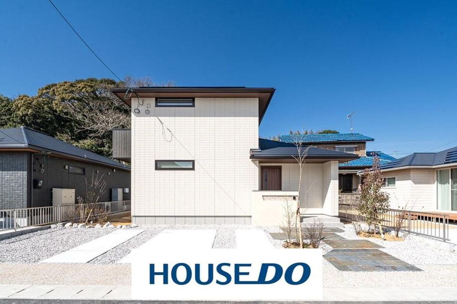 Near-new 3LDK in Ube with 22-tatami LDK, 3-car parking and living stairs, Yamaguchi