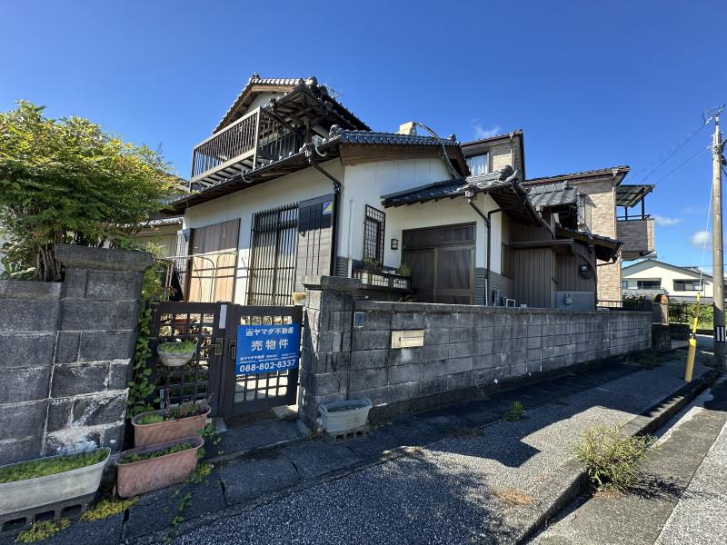 Unrenovated 5DK House in Nagahama, Kochi — Fair Condition, Strong Bones, Kochi