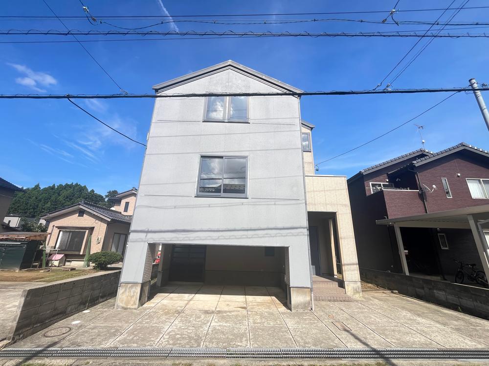 Renovated 4LDK+S Wooden House with Garden & 3-Car Parking in Quiet Wakunami, Ishikawa