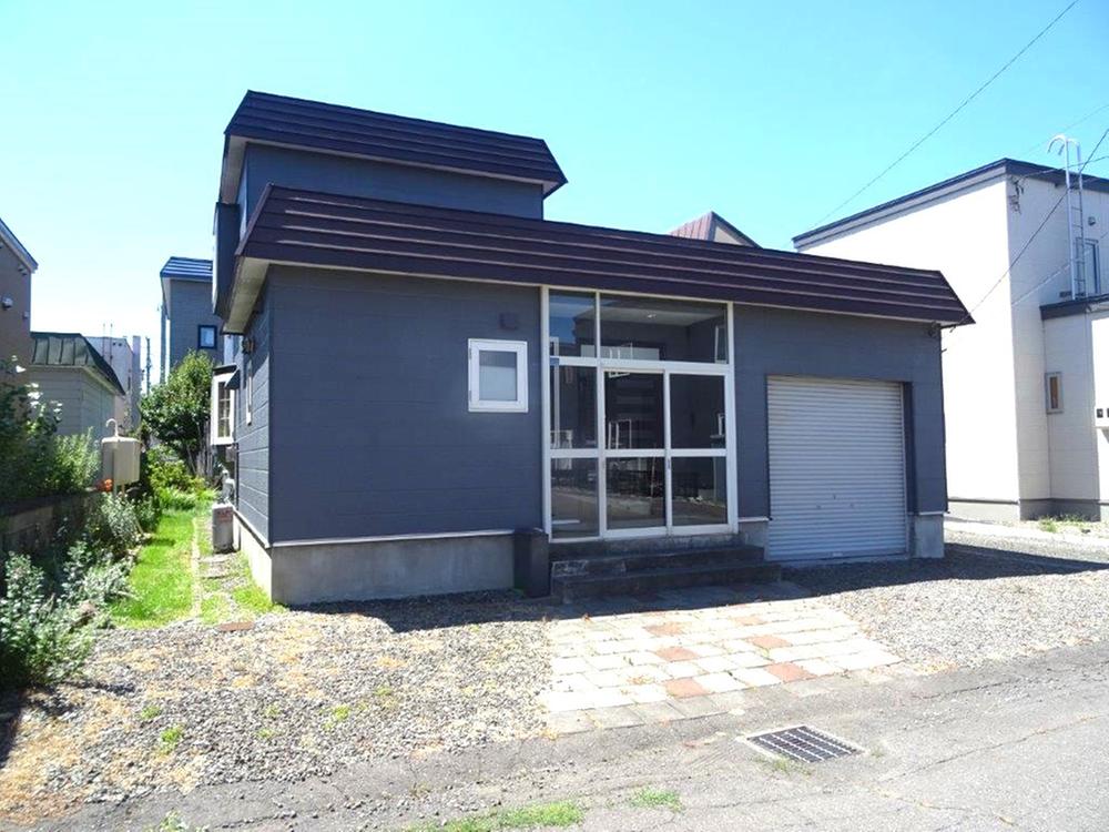 Spacious 5LDK Home with Large Garden and 3+ Parking Spaces in Sapporo, Hokkaido