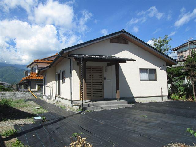 Move-in-ready 2015 wooden bungalow: 3LDK+S, large lot & parking in Ina, Nagano