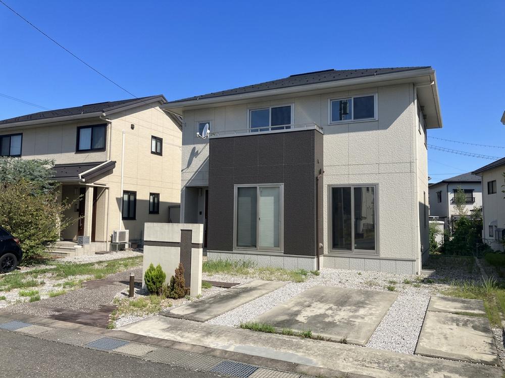 Bright 3LDK Lightweight-Steel Home Near Oizumi Station, Toyama