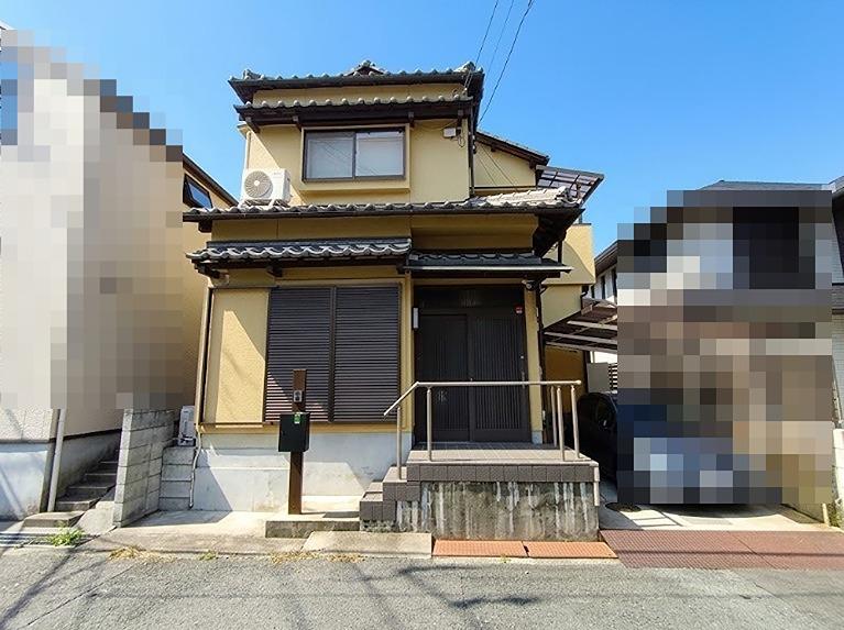 Bright, Partially Renovated 4LDK Near Two Train Lines, Takatsuki, Osaka