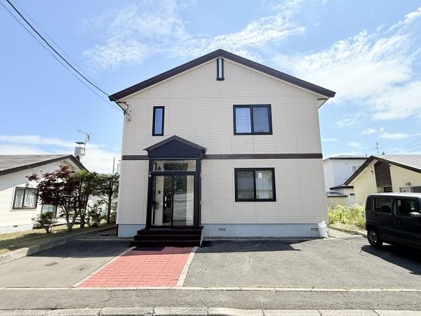 Spacious 4LDK Lightweight-Steel Home with Solar Power in Mihara, Hokkaido