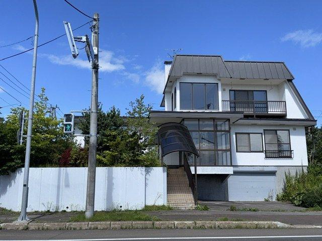 Spacious 5LDK in Abashiri with Basement Garage and Triple-Road Frontage, Hokkaido