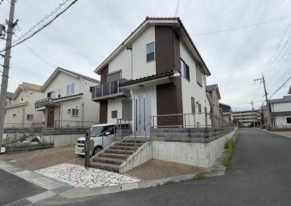 Nearly New 4LDK Corner Home with 3-Car Parking in Quiet Shumidai, Kizugawa, Kyoto