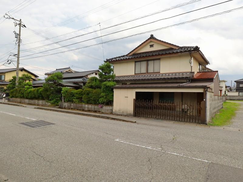 Bright 5LDK Home with Sunroom and Four-Car Parking in Toyama, Toyama
