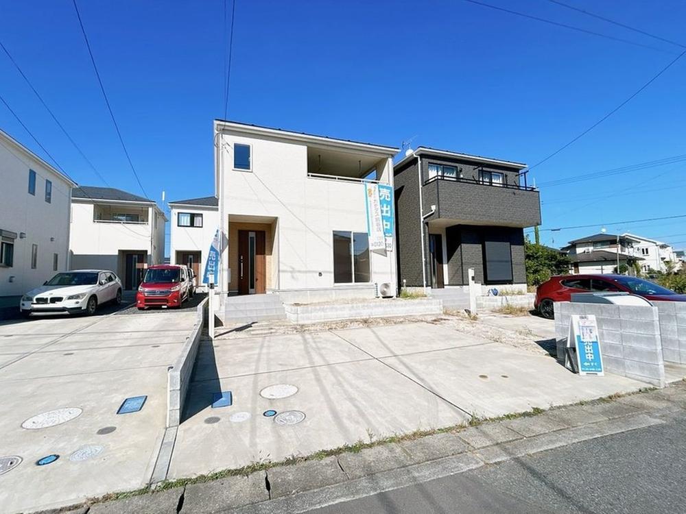 Modern 4LDK Home with Covered Balcony and Parking for Two, Kazo, Saitama