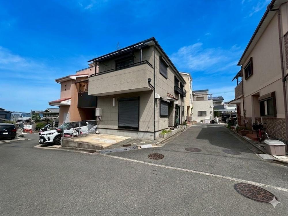 Renovated Corner-Lot 4LDK Near Two Stations in Higashiyama-cho, Osaka