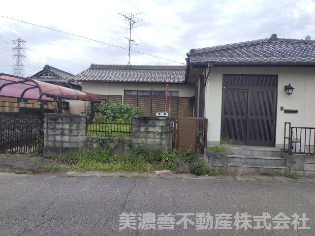 Single-Story 4DK Home with Spacious 216 m² Lot in Ginan, Ginan, Gifu