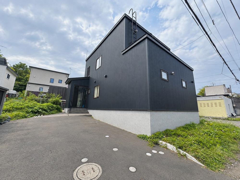 Renovated 4LDK Home with a Spacious Garden in Sapporo’s Minami-ku, Hokkaido