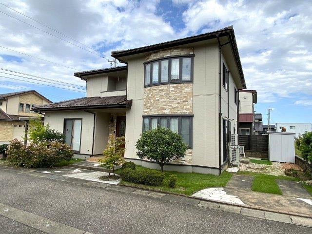 Spacious Home with Indoor Garage and Flexible Bonus Space in Takase, Toyama