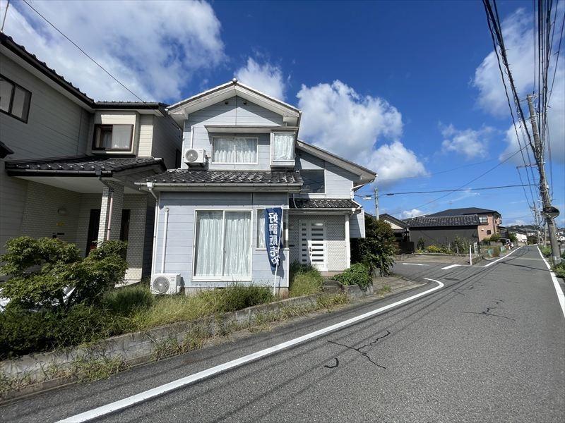 Bright 3LDK Home with Built-In Garage in Niigata, Niigata