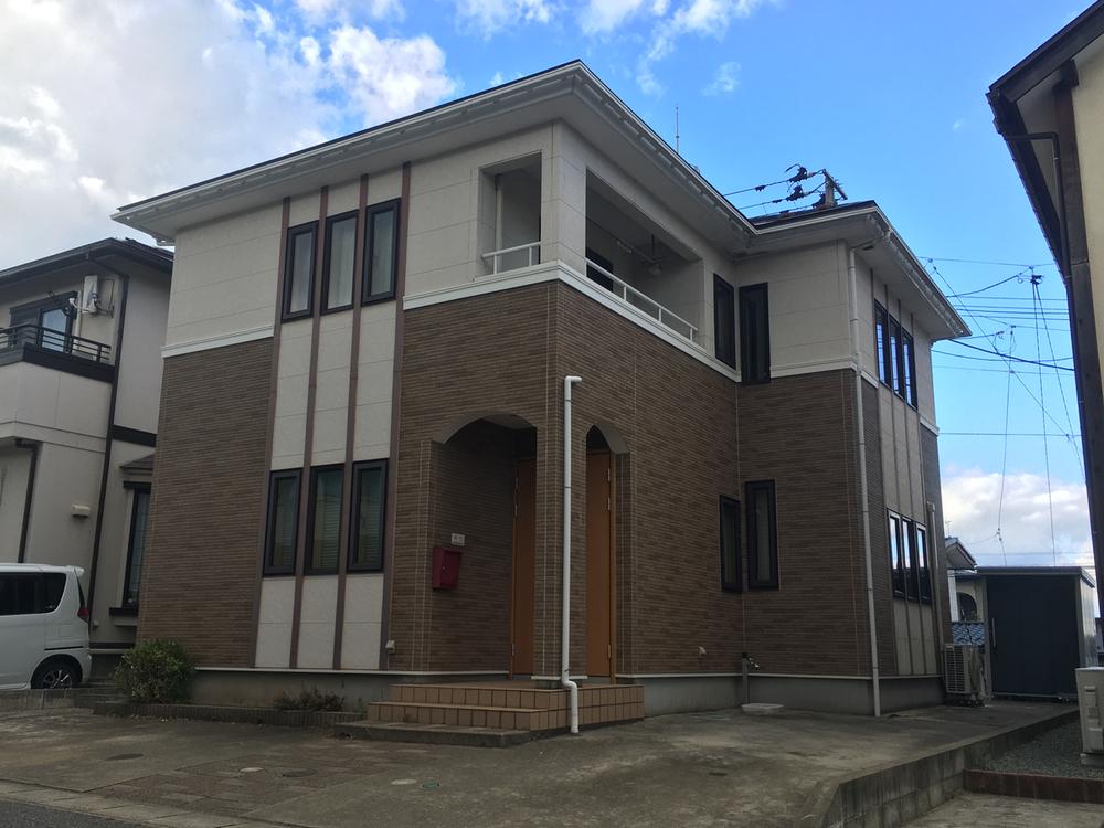 Light-Filled 4LDK+2S Home with Vaulted Living Room in Akita, Akita