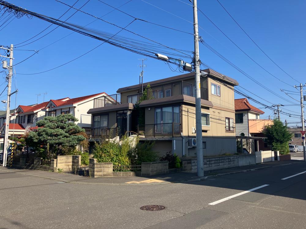 Bright 4LDK+S Corner House with Built-In Garage in Shiroishi, Sapporo, Hokkaido