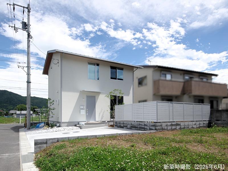 Nearly New 2LDK+S Home with South-Facing Garden and Parking for Two, Tosa, Kochi