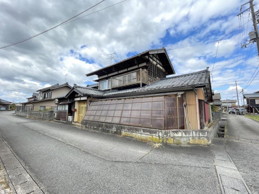 Spacious 8DK+2S Home with Garage and Garden in Saruwada