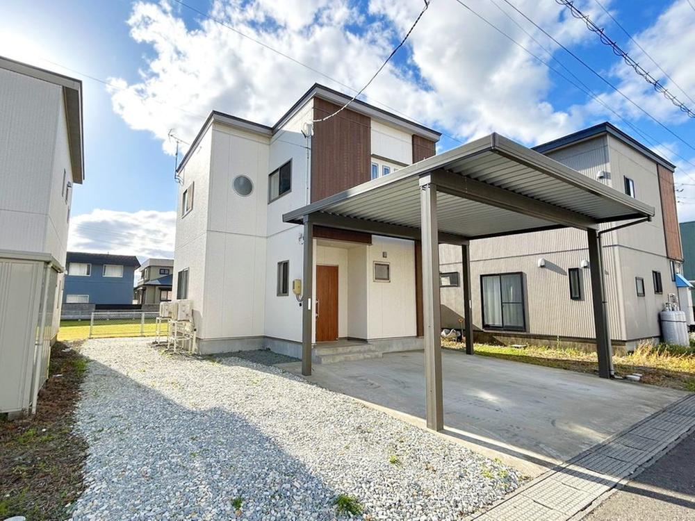 Bright 2LDK Home with Three Parking Spaces in Odate, Odate, Akita