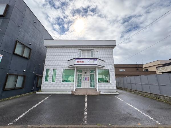 Spacious Shop-Residence with Flexible Commercial Space in Sapporo, Sapporo, Hokkaido