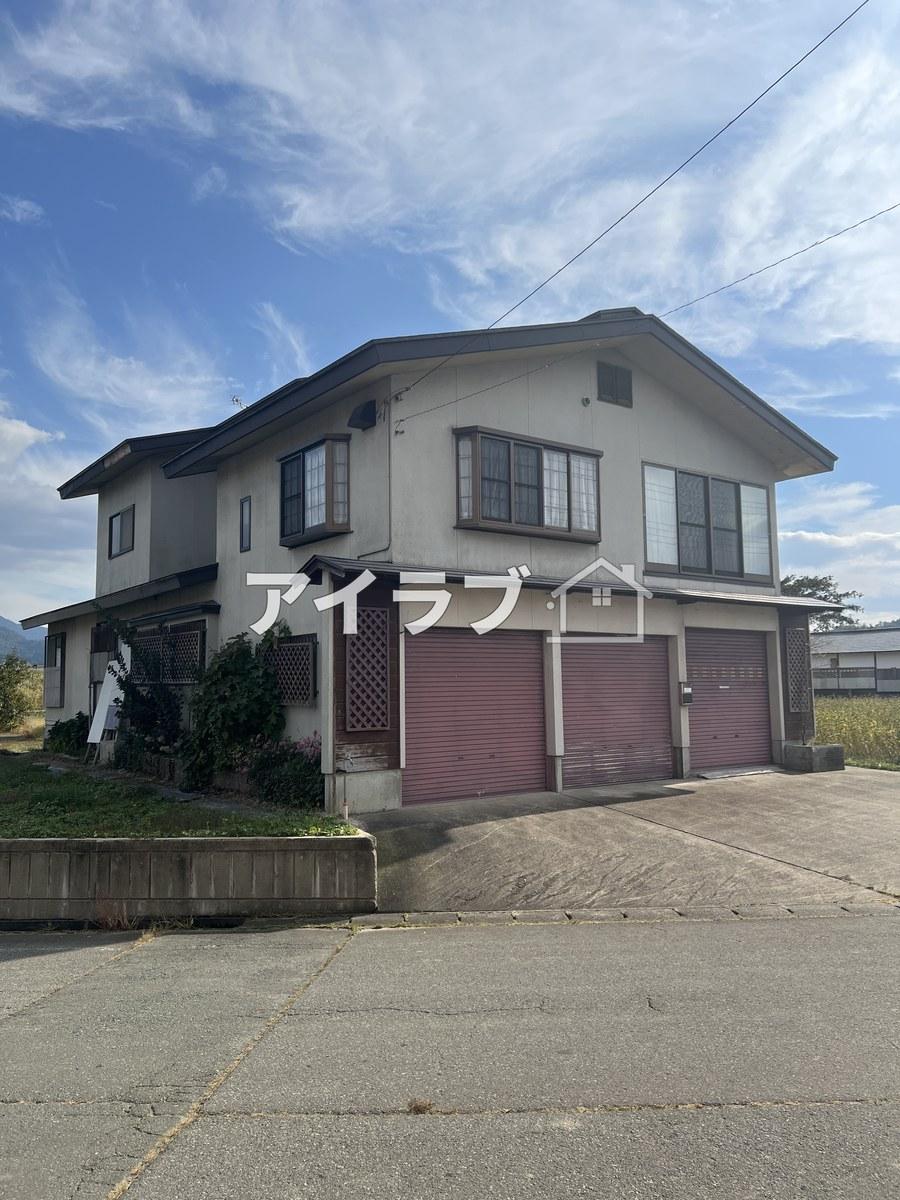 Spacious 5LDK with Garage Near Sodesaki Station, Murayama, Yamagata