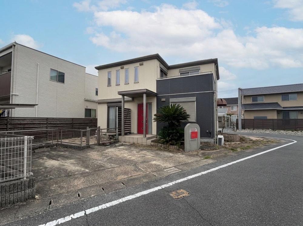 Bright 6LDK Home with Separate Storefront and 3-Car Parking in Kumamoto, Kumamoto
