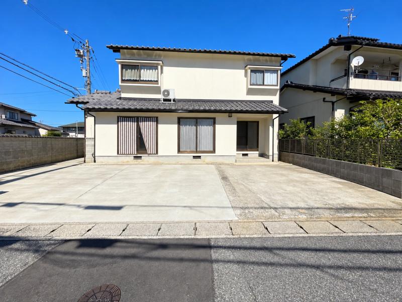 Bright 4LDK Home with Four-Car Parking in Toyama, Toyama