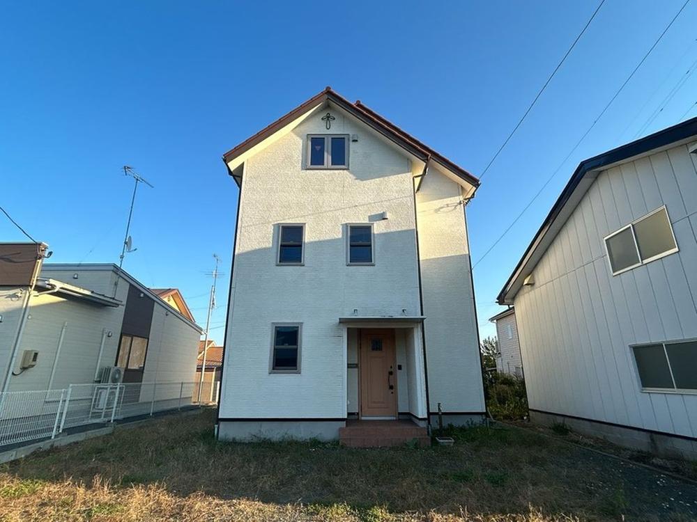 Bright 5LDK Home with Three Parking Spaces in Towada, Towada, Aomori