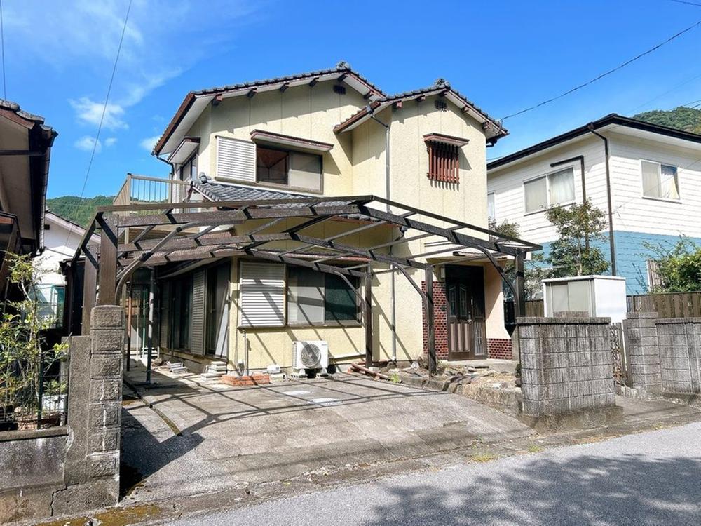 Sunlit 4LDK Home with Two-Car Parking in Tsurunozu, Saiki, Oita