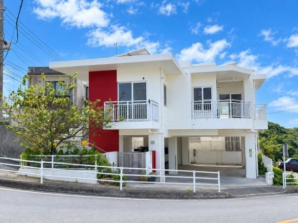 Bright 2LDK Home with Solar Power and Parking for Three in Tomigusuku, Tomigusuku, Okinawa
