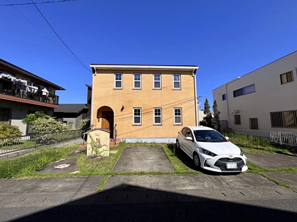 Design-Led 3LDK+S Home with Four-Car Parking in Oita, Oita