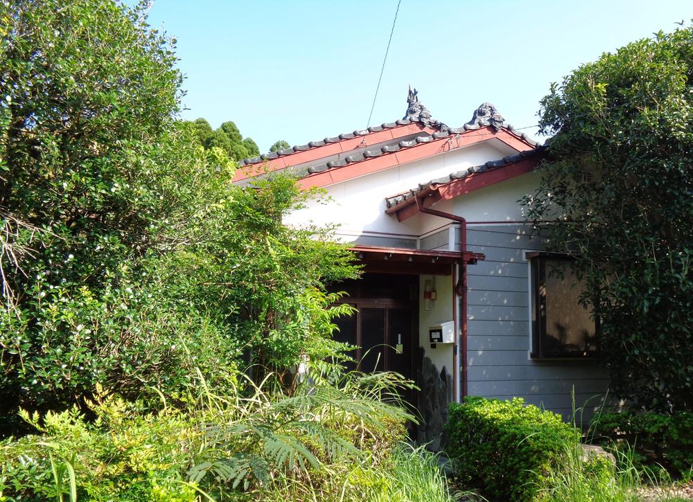 Single-Story 5DK Home on a Generous Corner Lot in Sadowara, Miyazaki