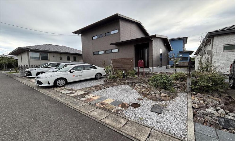 Sunlit 2LDK+S Home with Solar Power and 3-Car Parking in Sadowara, Miyazaki