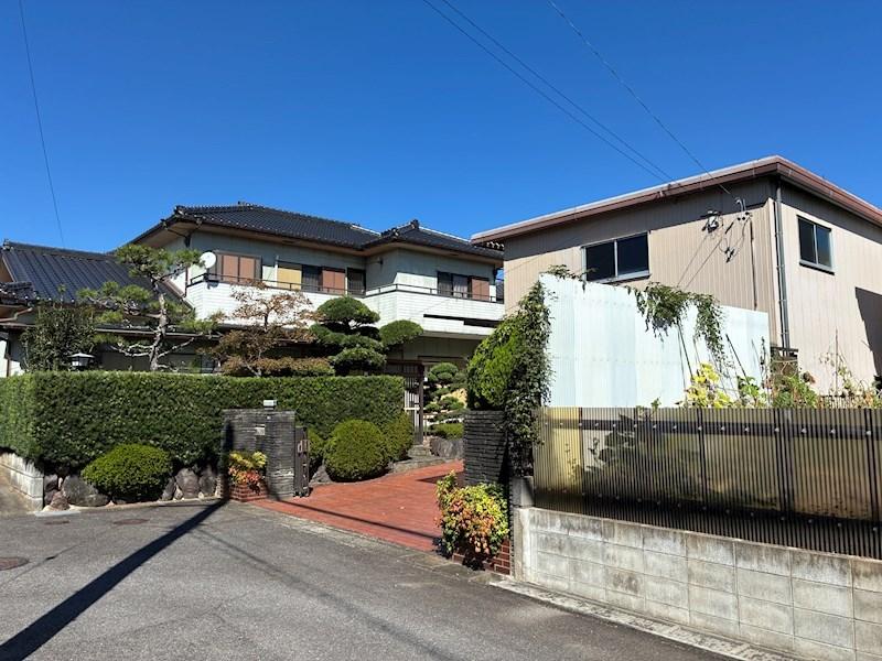 Spacious Steel-Frame 7DK+S Home with Separate Garage in Suzuka, Suzuka, Mie