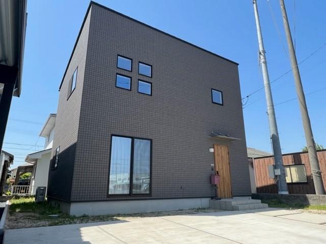 Modern 3LDK+S Home with Solar Power and Whole-Home Climate Control, Hokuei, Tottori