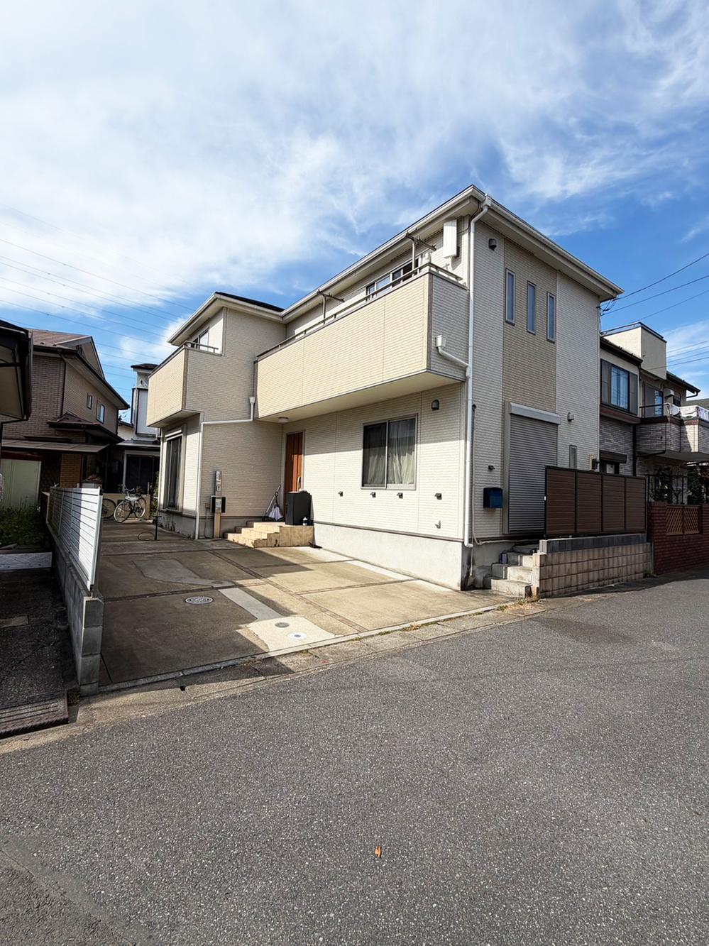 Bright 4LDK Home with Two Balconies and Parking for Three in Yashio, Yashio, Saitama