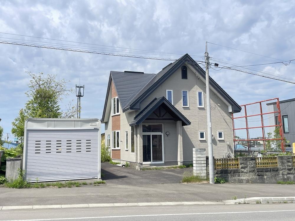 Spacious 3LDK Home with a Generous Garden Plot in Iwamizawa, Iwamizawa, Hokkaido