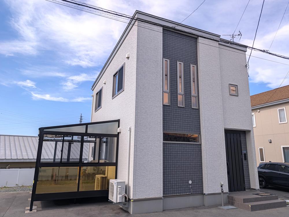 Bright 3LDK Home with Sunroom and Walk-In Closet in Tsukigaoka, Morioka, Iwate