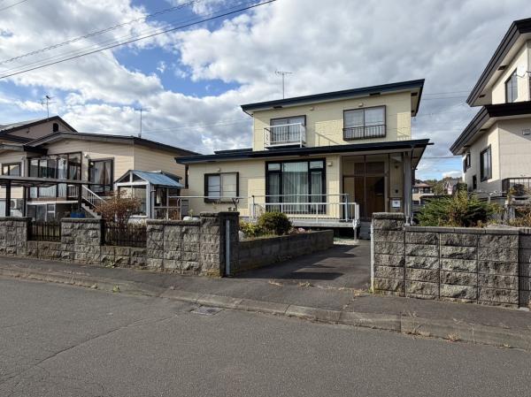 Bright 4LDK Home on a Generous Corner Lot in Sakuragi-cho, Tomakomai, Hokkaido