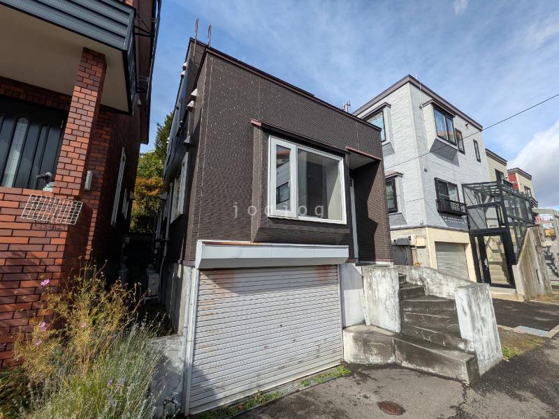 Three-Story Home in a Quiet Makomanai Neighborhood, Sapporo, Hokkaido