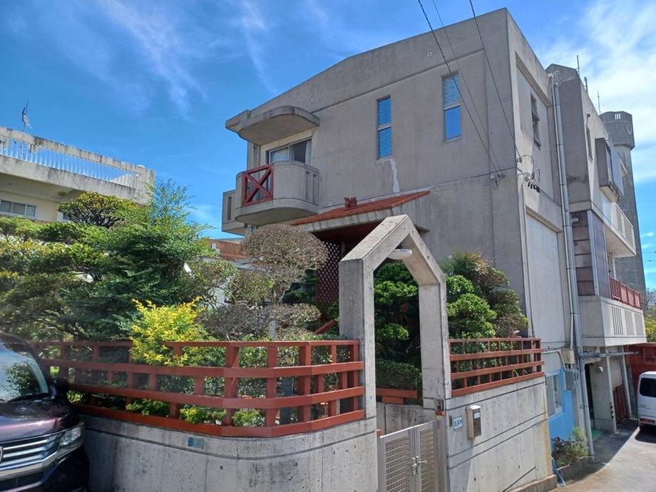 松本の広い敷地に建つ、庭付き5LDKのコンクリート住宅、沖縄市