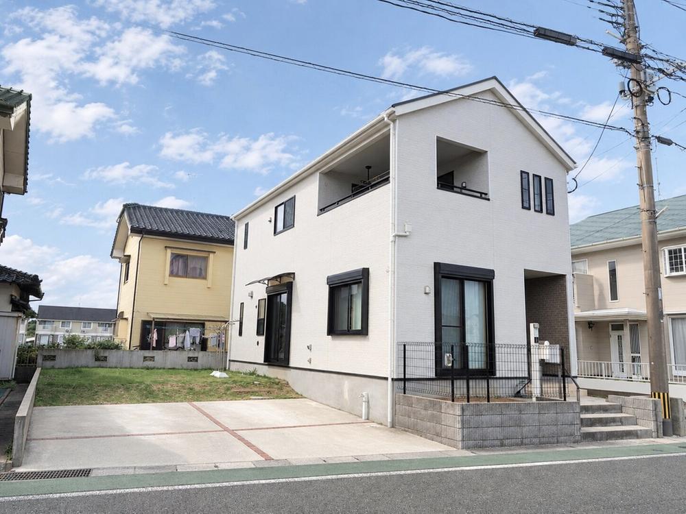 Bright, Fully Renovated 4LDK with Garden and Indoor Balcony, Fukutsu, Fukuoka