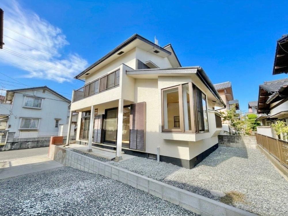 勾配天井のリビングが魅力のリフォーム済み4LDK戸建て、岡山市
