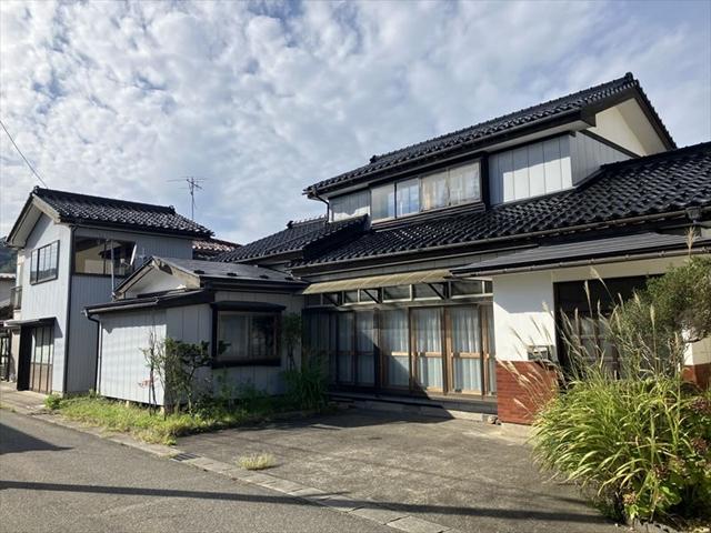 Spacious 6DK+2S Home with Garage in Oyama, Tsuruoka, Yamagata