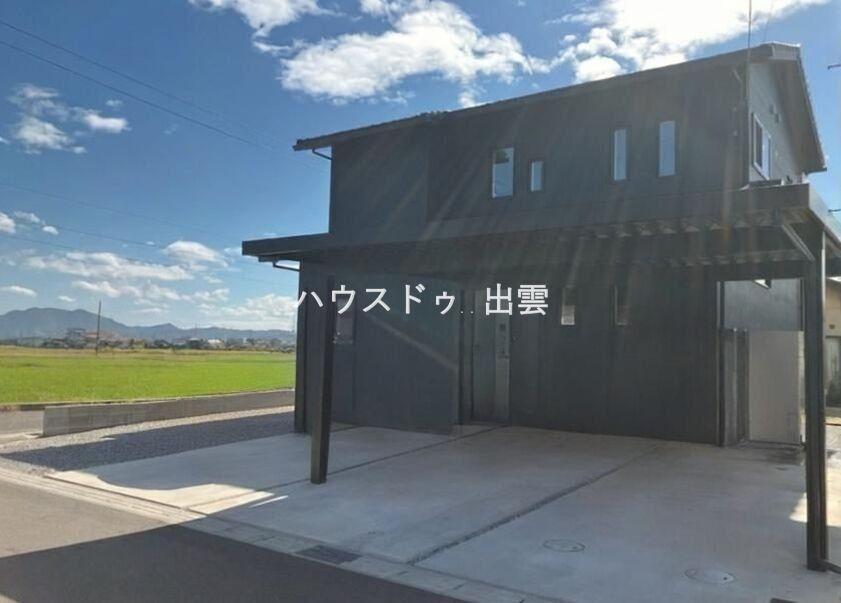 高岡町のゆとりある5LDK+S・駐車4台可能な戸建て、出雲市