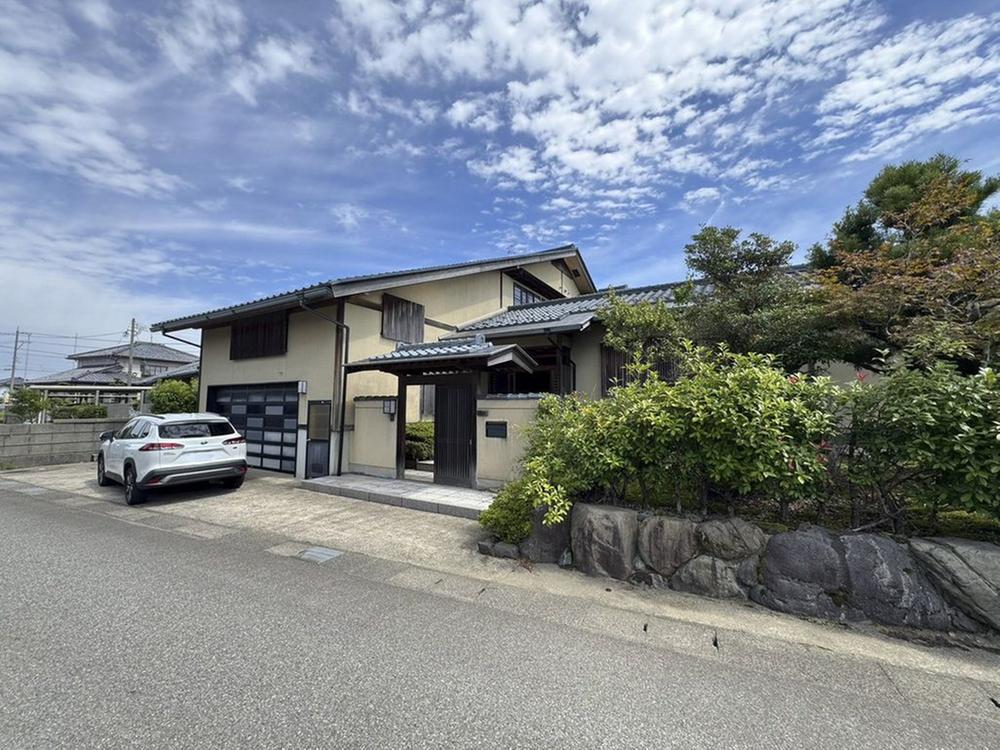 Expansive 6LDK Home with Large Garden in Fukui, Fukui
