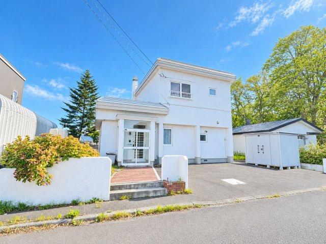 Bright 4LDK+S Home with Garden and Parking for Three in Ishikari, Ishikari, Hokkaido