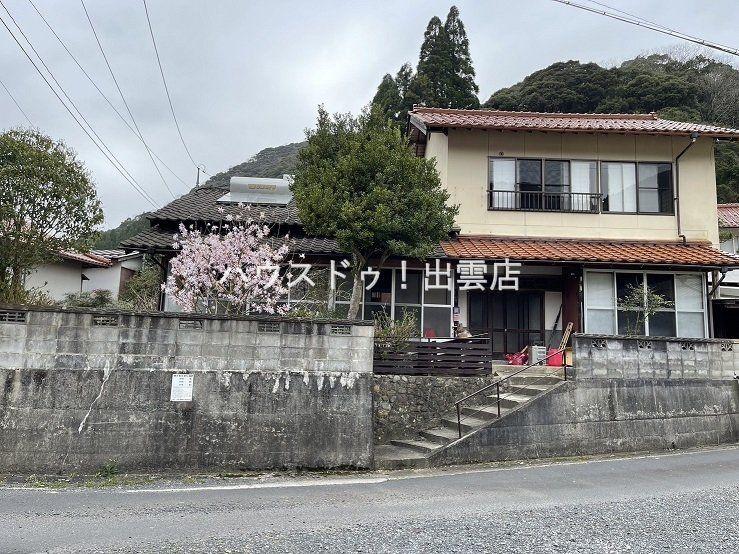 Spacious 8DK Traditional House in Quiet Izumo with Renovation Potential, Osaka