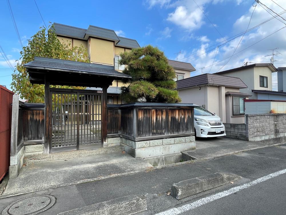 Character-Rich 4LDK with Spacious 22-Tatami-Style Living Area in Miyazono, Hirosaki, Aomori